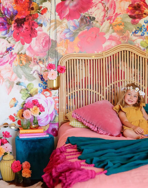 Kamar remaja dengan wallpaper bunga vintage untuk gaya Eropa yang romantis